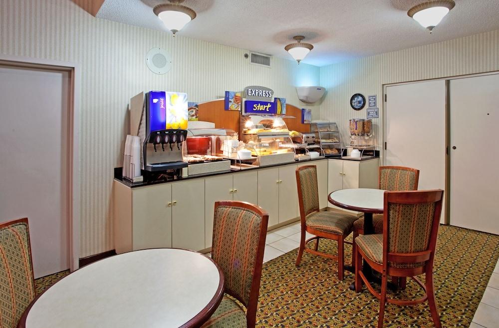 Express I-85 - Exit 27- Highway 81 By Ihg Hotel 2*